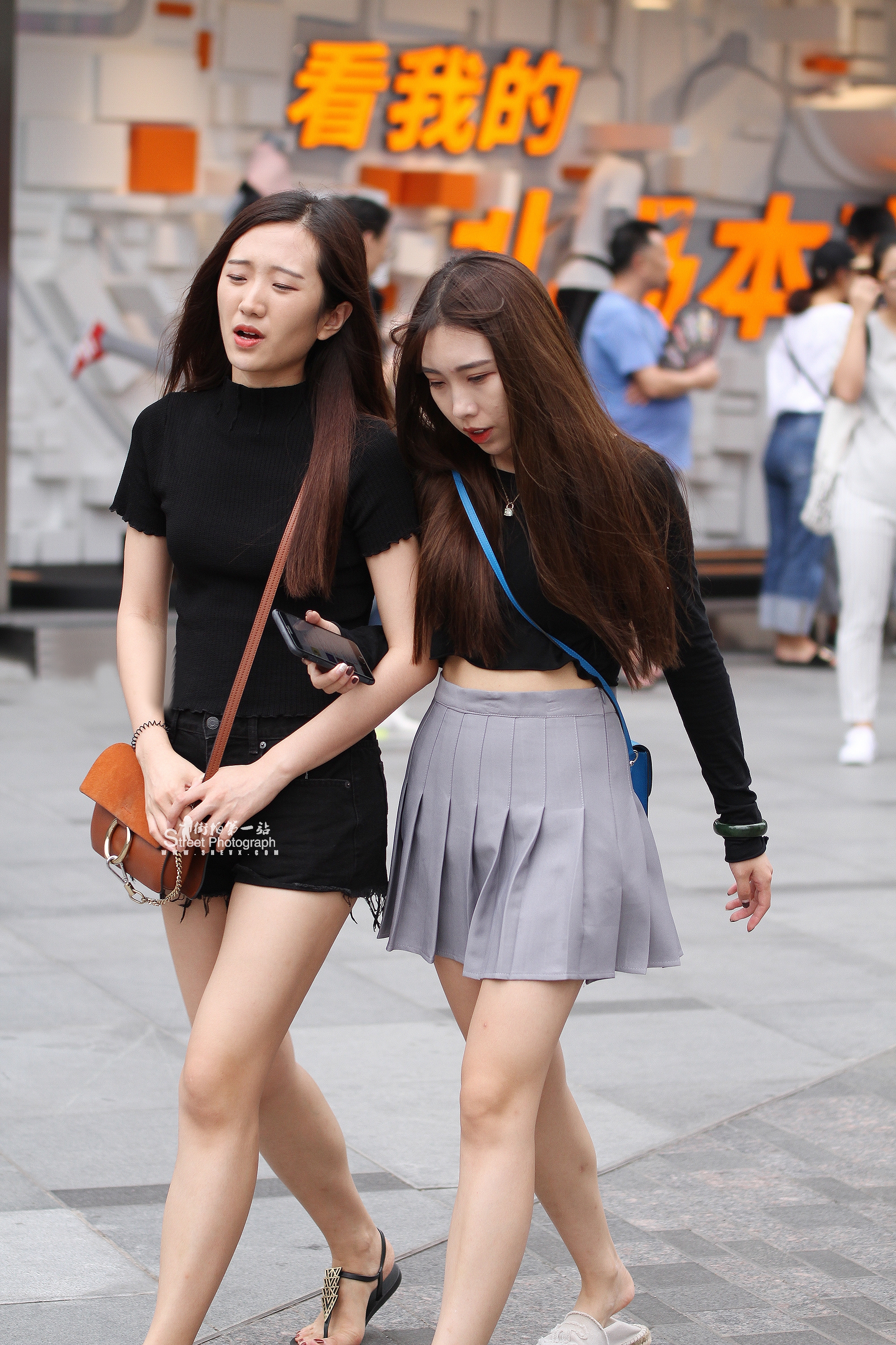新街拍：姑娘们的穿搭有一个共同点，秀美腿秀时尚！