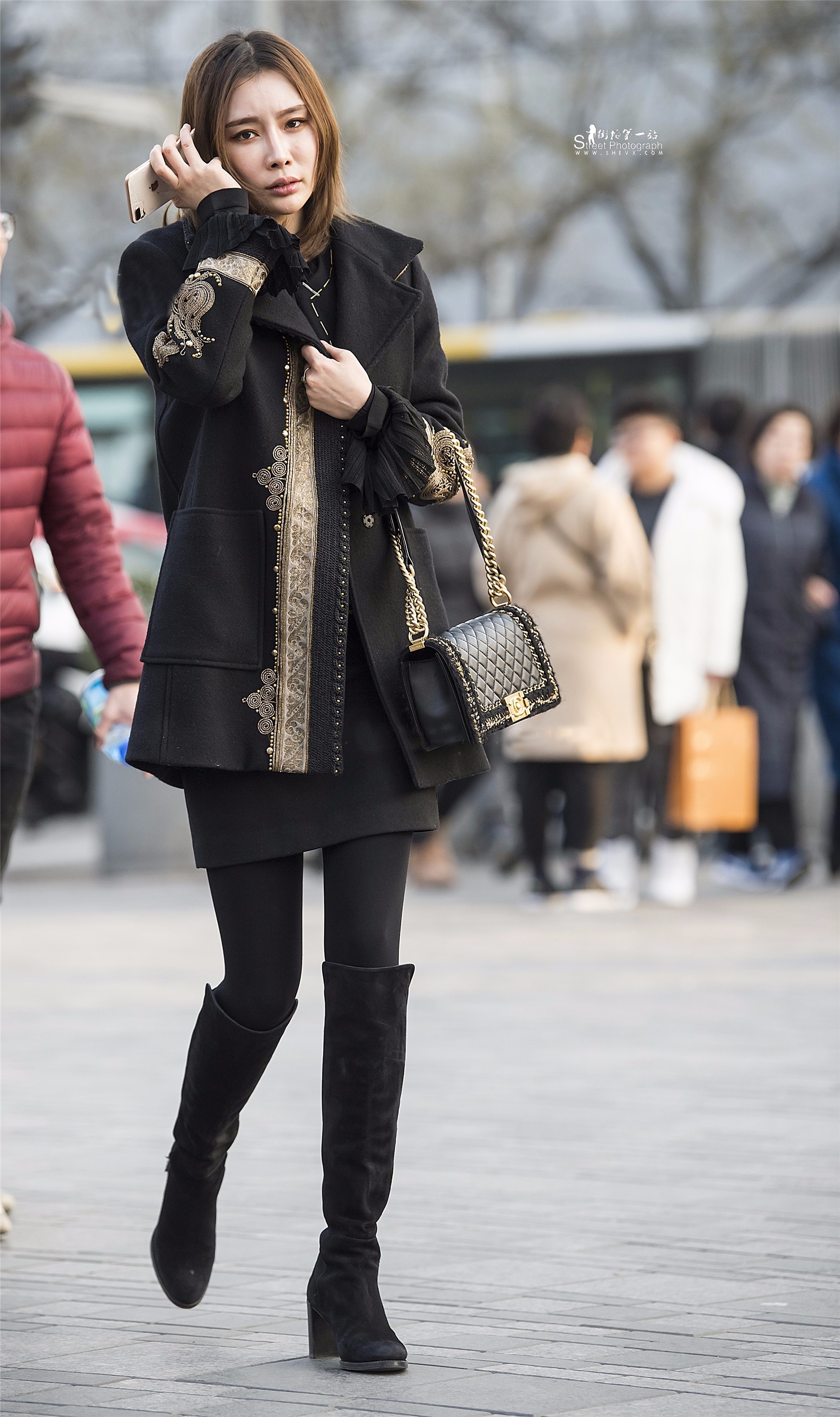 街拍：冬天北京气温降低，们也已经穿上了大衣，图五的姑娘亮了