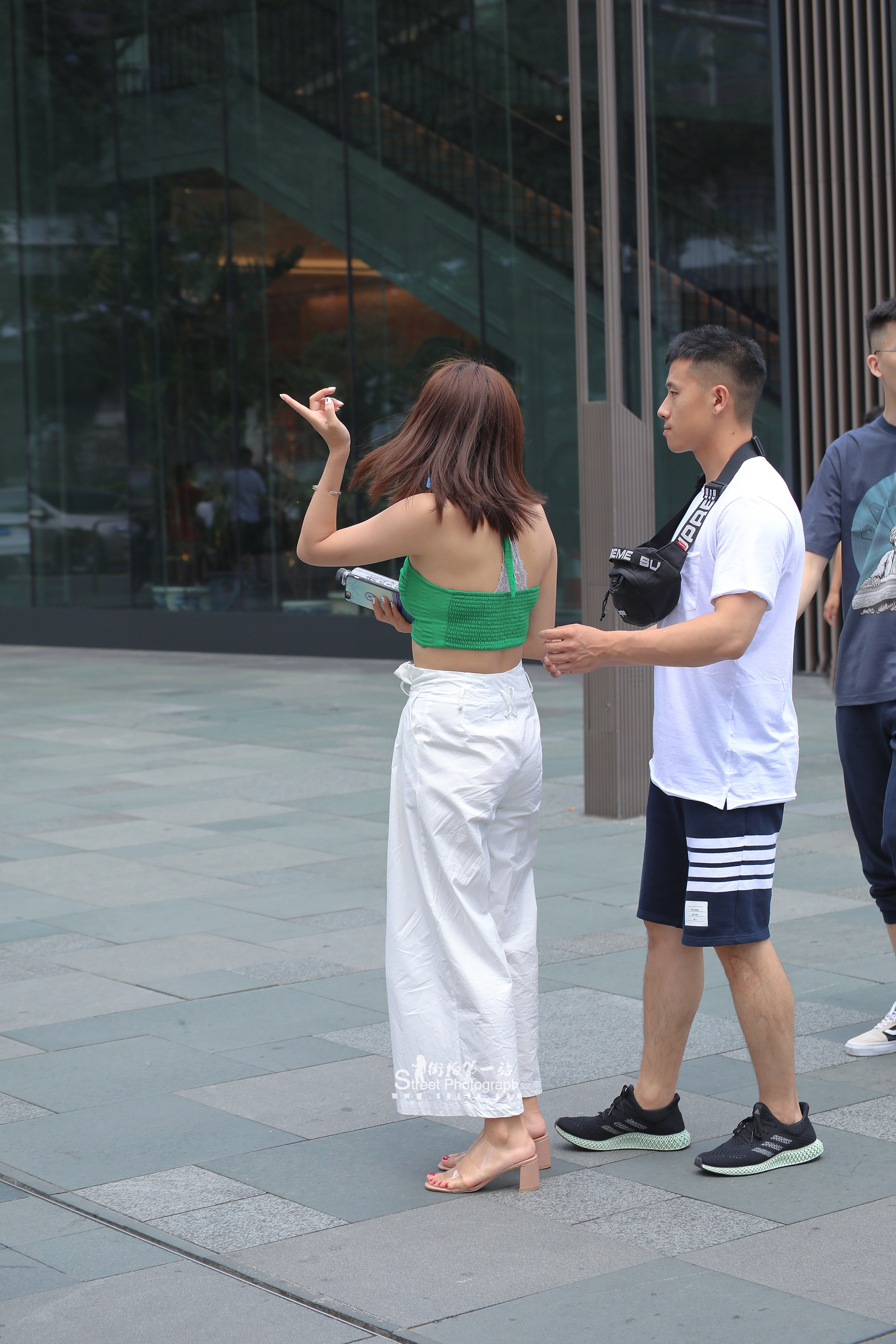 北京街拍：时尚的姑娘走到哪都好看，尤其是第二位